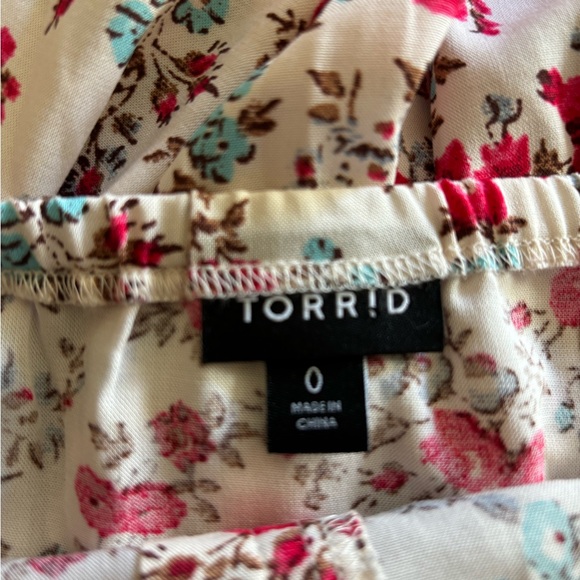 Torrid women’s pretty floral print top. Size 0 - Picture 6 of 7